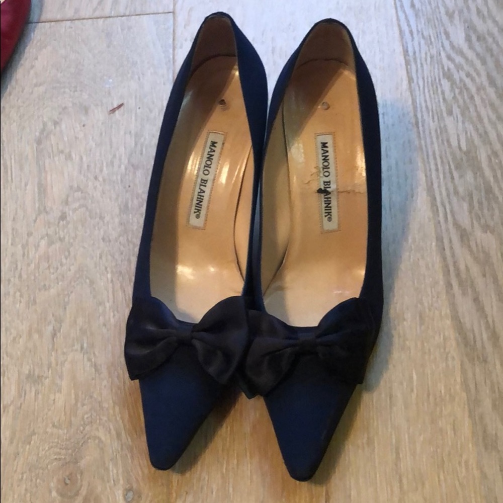 Navy heels win bow